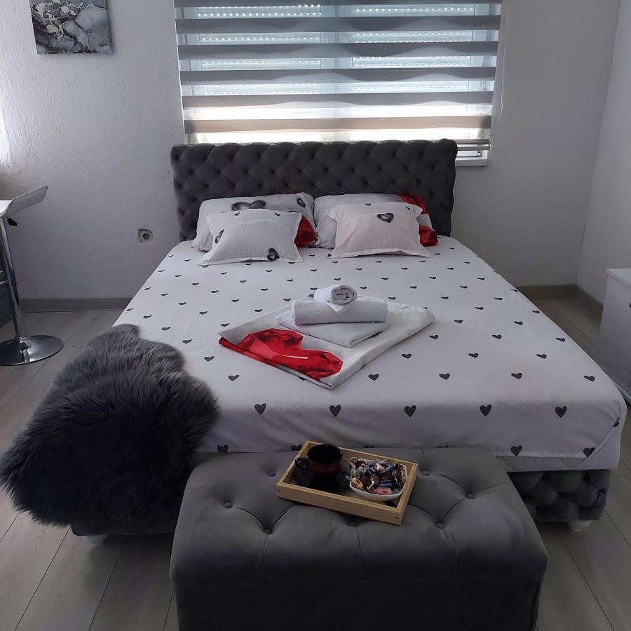 Appartamento Apartman U Centru Šid Esterno foto