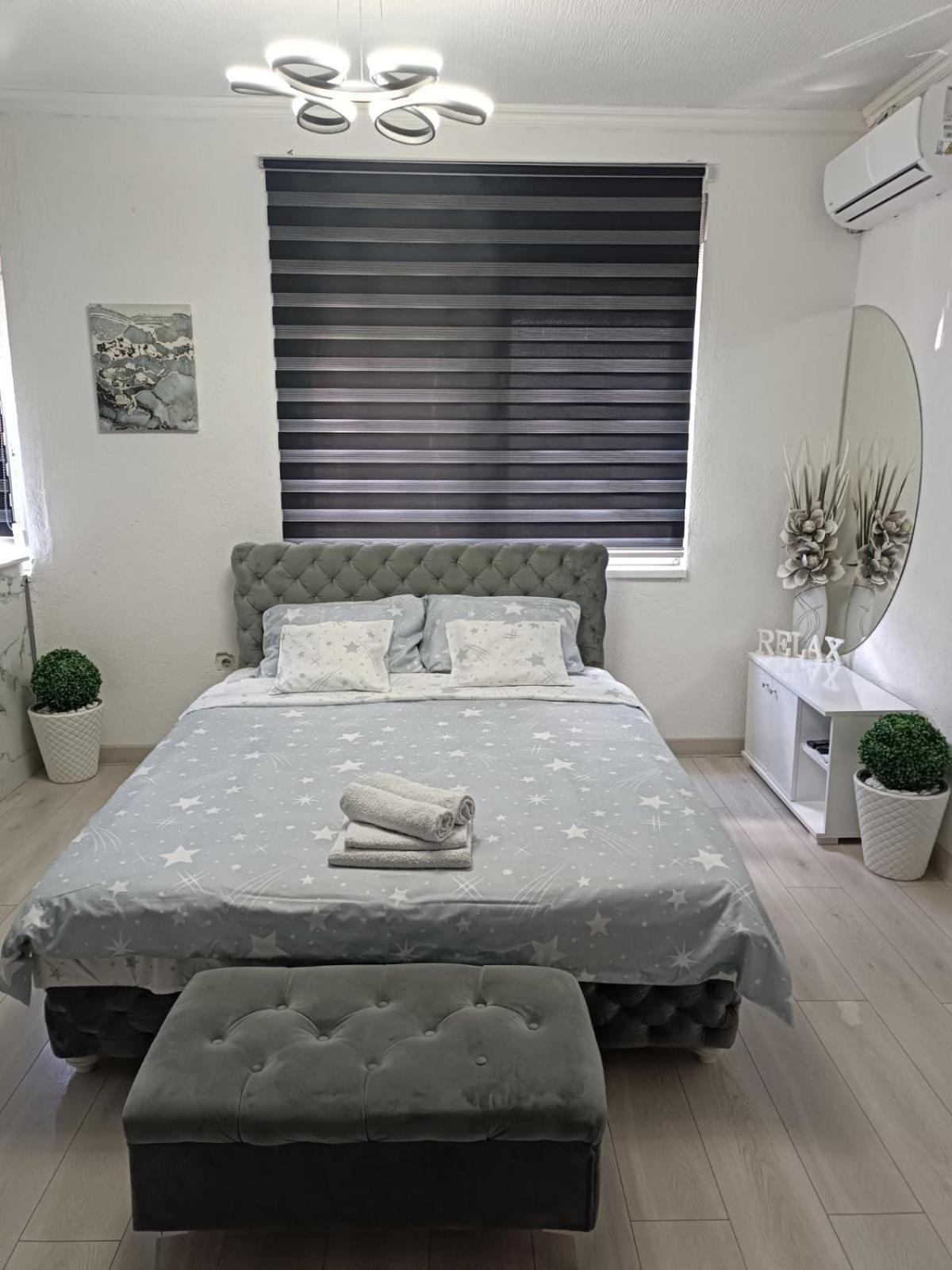 Appartamento Apartman U Centru Šid Esterno foto